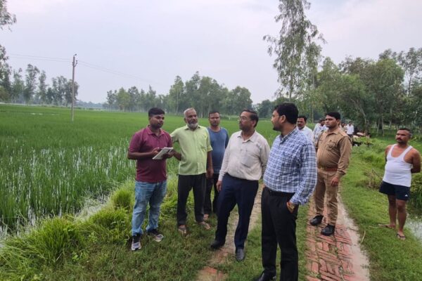 जिलाधिकारी के निर्देश पर ग्राम ऐमापुर में अपर जिलाधिकारी ने सुनी ग्रामीणों की समस्याएं