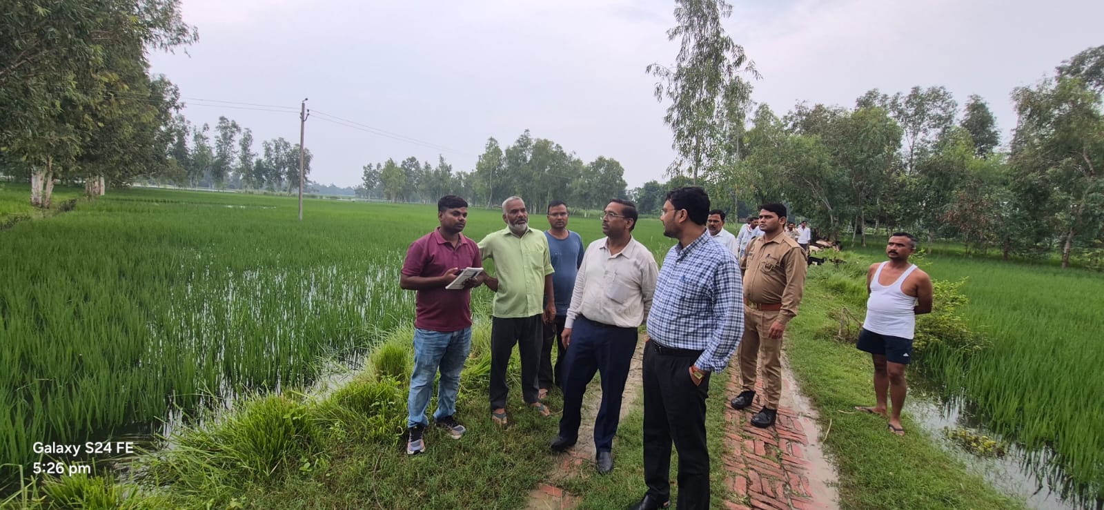 जिलाधिकारी के निर्देश पर ग्राम ऐमापुर में अपर जिलाधिकारी ने सुनी ग्रामीणों की समस्याएं